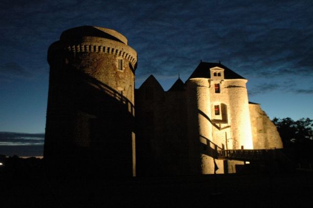 Château Saint Mesmin la nuit au Moyen age