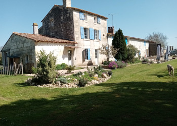 Hébergement en gîte ou chambres d'hôtes dans une ancienne ferme maraîchine.