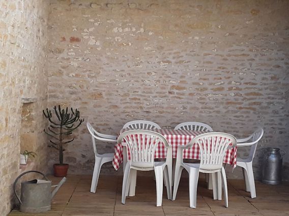 Terrasse couverte donnant sur la cour.
