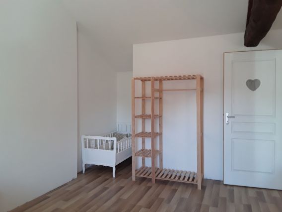 Chambre n°3 , poutres apparentes, visualisant l'espace de rangement.