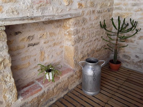 Petite niche en pierre vue.