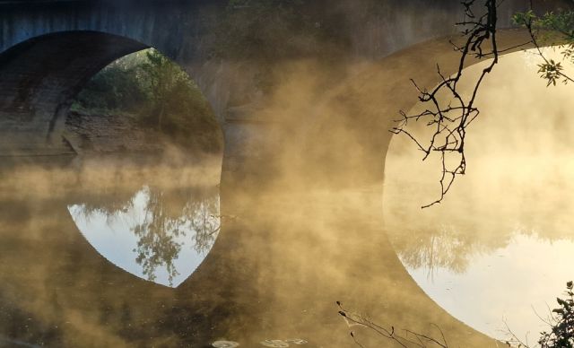Pont sous la brume