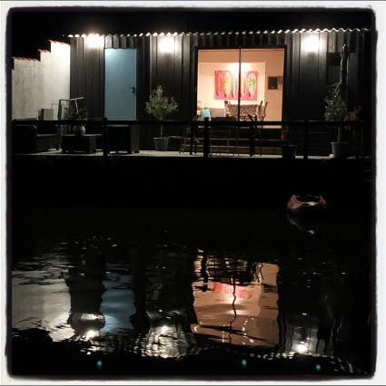 Location ne marais poitevin magné . pêche . bord de la sèvre. coulon . salon de jardin sur terrasse en bord de sèvre dans le marais poitevin. accès em