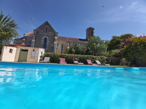 Piscine avec vue sur une chapelle ( elle ne sonne pas )