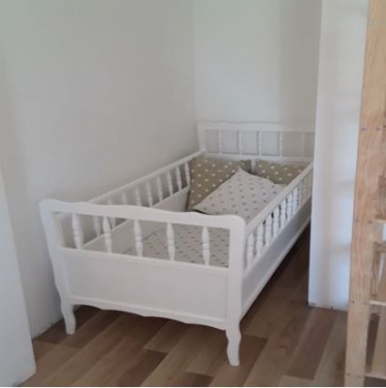 Petit lit décoratif du propriétaire lorsqu'il était enfant! Attention, ce lit n'est pas voué à être utilisé.