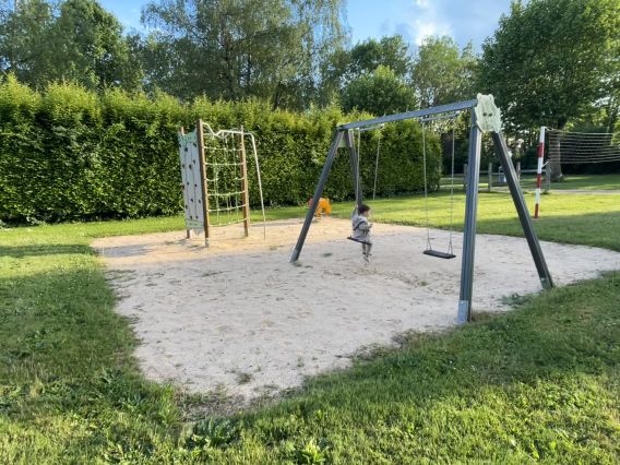 Aire de jeux au Camping Le Martin Pêcheur à Magné dans le Marais Poitevin.