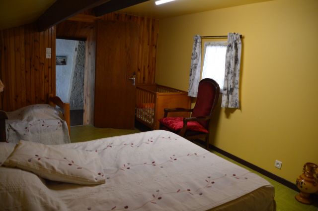 Chambre jaune côté fenêtre