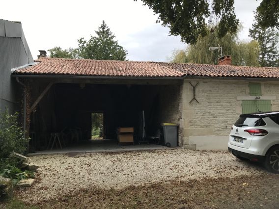 Arrière maison entrée grange