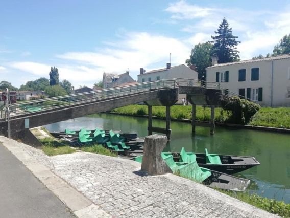 Balade en barque dans le marais