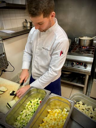 Brasserie   Cuisinier au travail