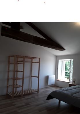 Chambre n°2 , poutres apparentes, visualisant l'espace de rangement