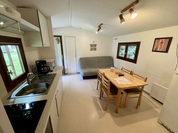 Interieur chalet tout équipé au Camping Le Martin Pêcheur à Magné dans le Marais Poitevin.