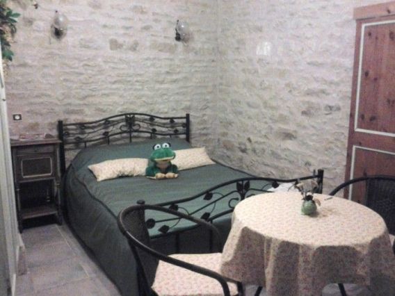 Cette chambre avec son lit de 140 ressemble à un petit nid sur l’eau du Marais.