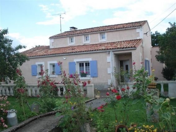 Maison avec gîte sur le côté gauche, terrain clos.