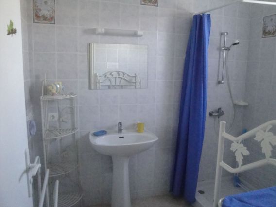 Salle d'eau avec machine à laver