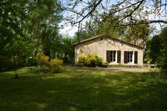 Jardin clos et ombragé au bord de l'eau