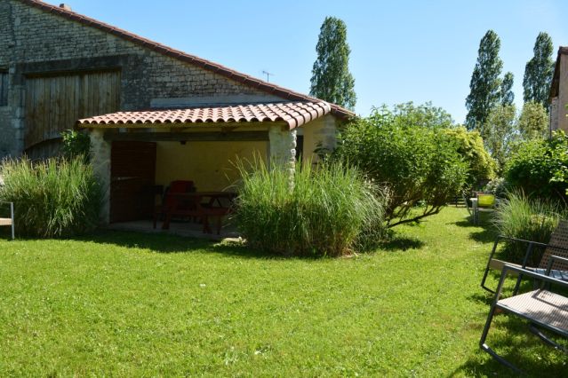 Jardin clos et intime le petit gîte