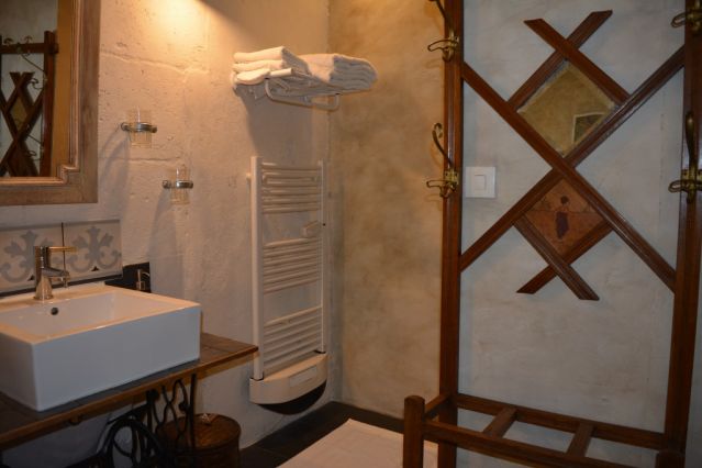 Salle d'eau chambre d'hôtes le carré rouge