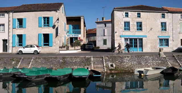 Hôtel au Marais à Coulon : au cœur de la Venise Verte, le long du canal.