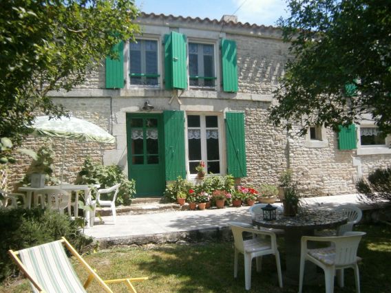 L'entrée et jardin de devant