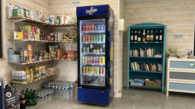 Epicerie réception du Camping Le Martin Pêcheur à Magné dans le Marais Poitevin.