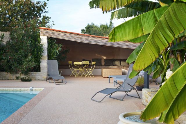 Piscine chauffée sécurisée et salon extérieur sous le préau