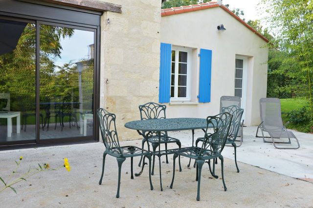 Terrasse avec salon de jardin et bains de soleil