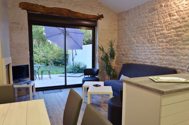 Salon avec télévision écran plat et lecteur DVD