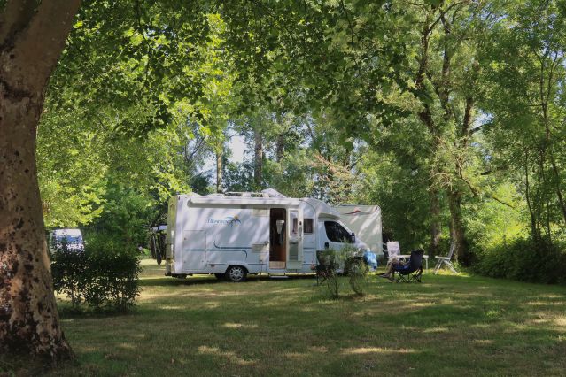 Emplacement spacieux ACSI Camping Le Martin Pêcheur à Magné dans le Marais Poitevin.
