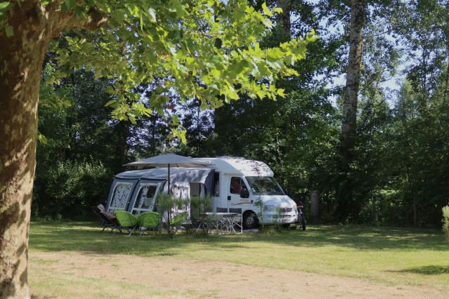 Emplacement nature et calme Camping Le Martin Pêcheur à Magné dans le Marais Poitevin.