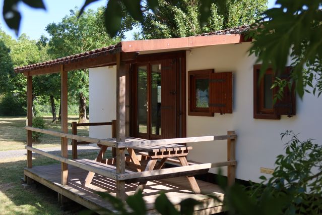 Chalet vintage au Camping Le Martin Pêcheur à Magné dans le Marais Poitevin.