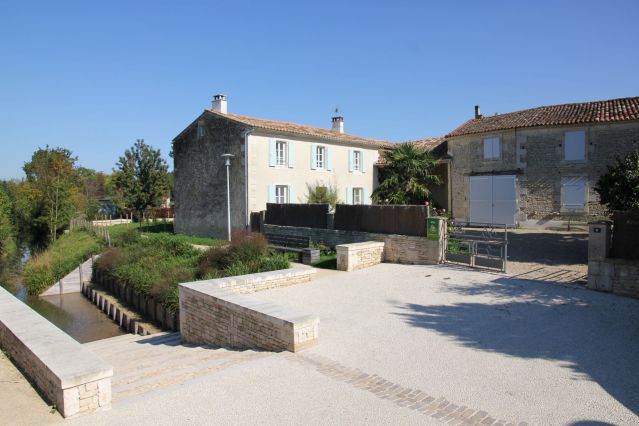 Le gîte depuis le Port de la Gachère