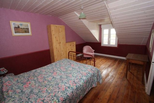 Dans les combles chambre avec lit de 140.