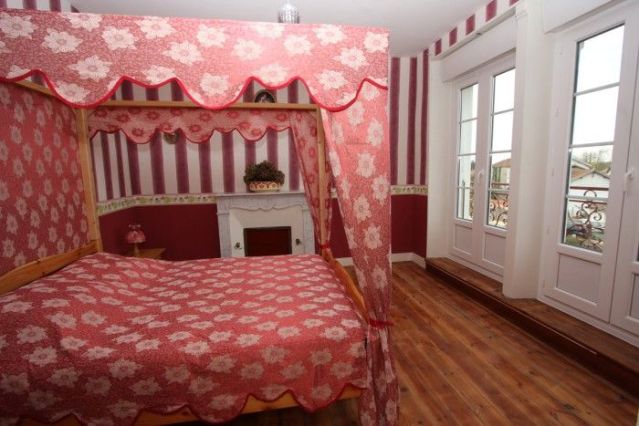 Chambre au lit quenouille de 140 avec perron.