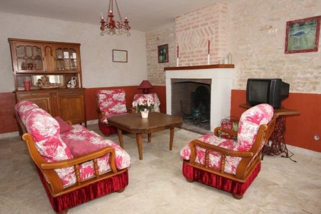 Voici l’espace repos du salon.