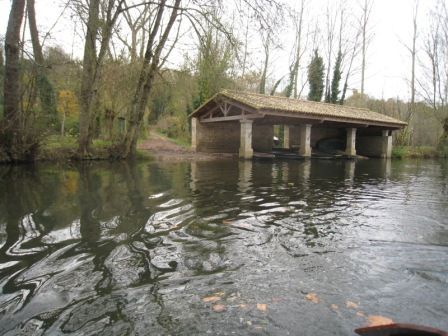 La barque est stationnée à l'ancien lavoir de la commune, à proximité du gîte en traversant la zone boisée protégée.
