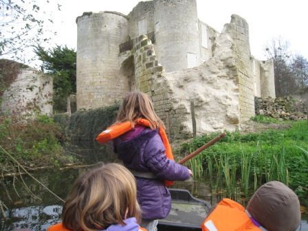 Avec la barque du gîte, accès sur une des iles, pour visite extérieure du château
