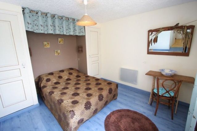 Chambre avec un lit 140.