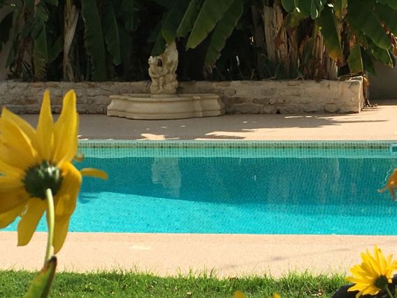 La fontaine aux anges au bord de la piscine