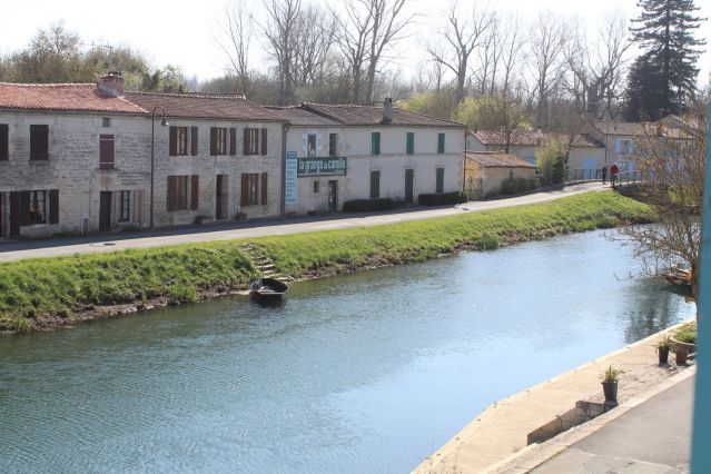 Vue sur la Sèvre de la fenêtre d'une chambre de l'Hôtel au Marais