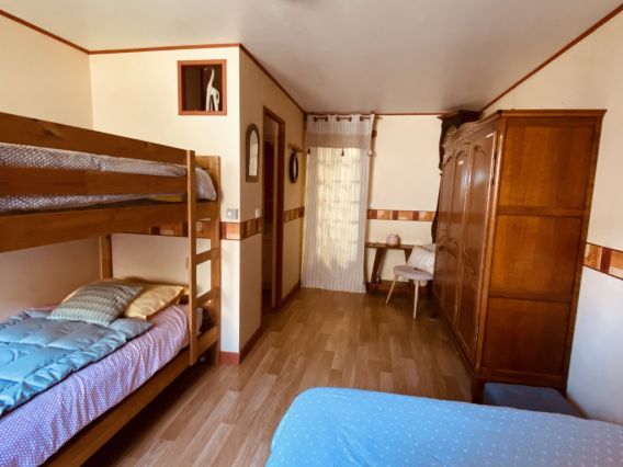 Chambre 2 avec lit 140cm et 2 lits superposés