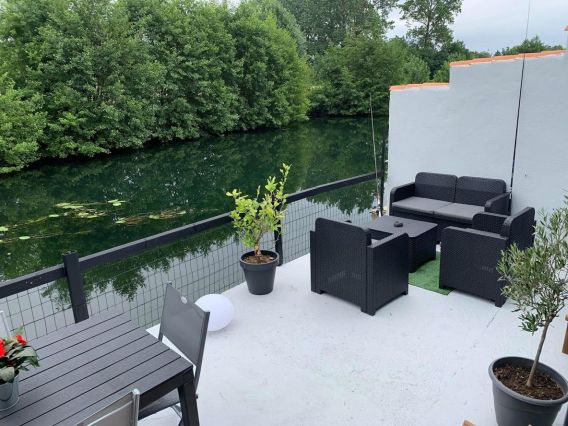 Location marais poitevin pêche . bord de la sèvre. coulon . salon de jardin sur terrasse en bord de sèvre dans le marais poitevin 17.JPG