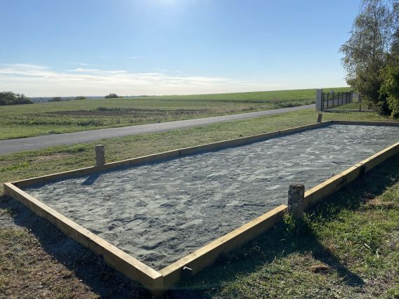 Terrain de pétanque à disposition devant le gite