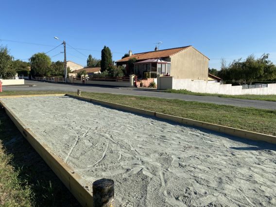 Terrain de pétanque à disposition devant le gite