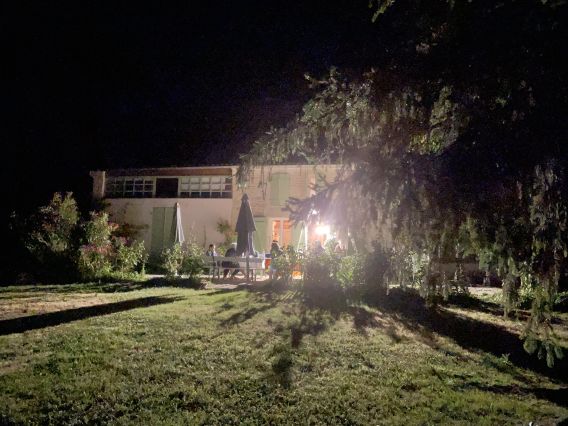 Soirée devant la maison