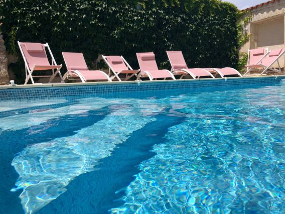 Relaxation au bord de la piscine