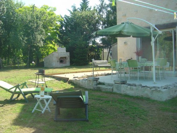 Terrasse et terrain de boules