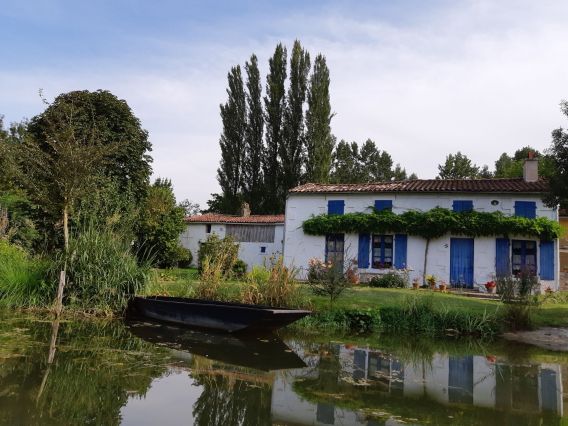 La maison bleue à Coulon.jpg