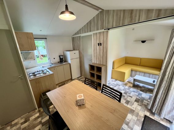 Intérieur d'un mobil-home tout équipé au Camping Le Martin Pêcheur à Magné dans le Marais Poitevin.