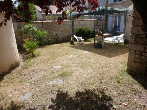 Avec pergola et mobilier de jardin